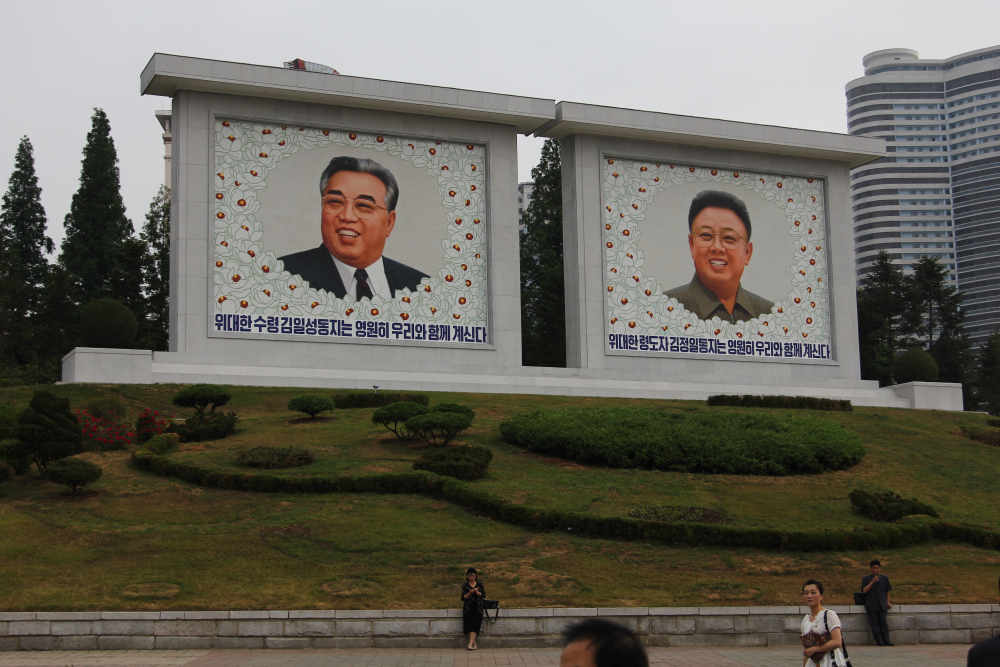 Zwei Porträts der Führer Nordkoreas