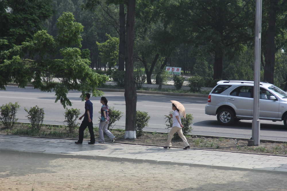 Auch in Nordkorea schützen sich die Frauen mit einem Schirm vor der Sonne